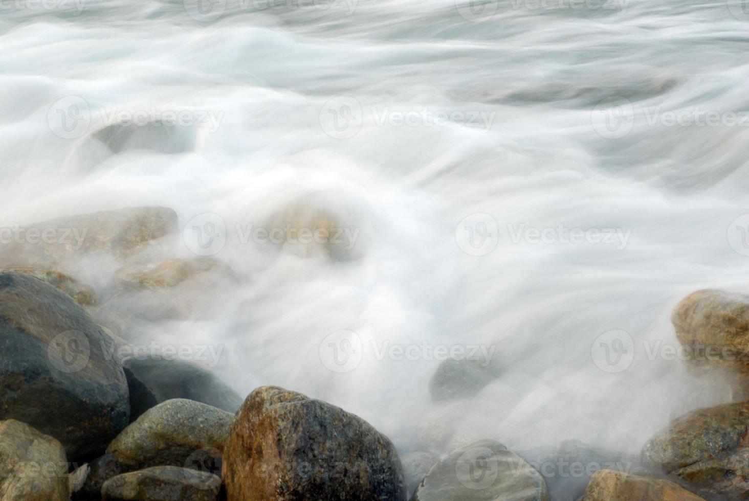 Turbulenzen Meerwasser und Felsen an der Küste foto