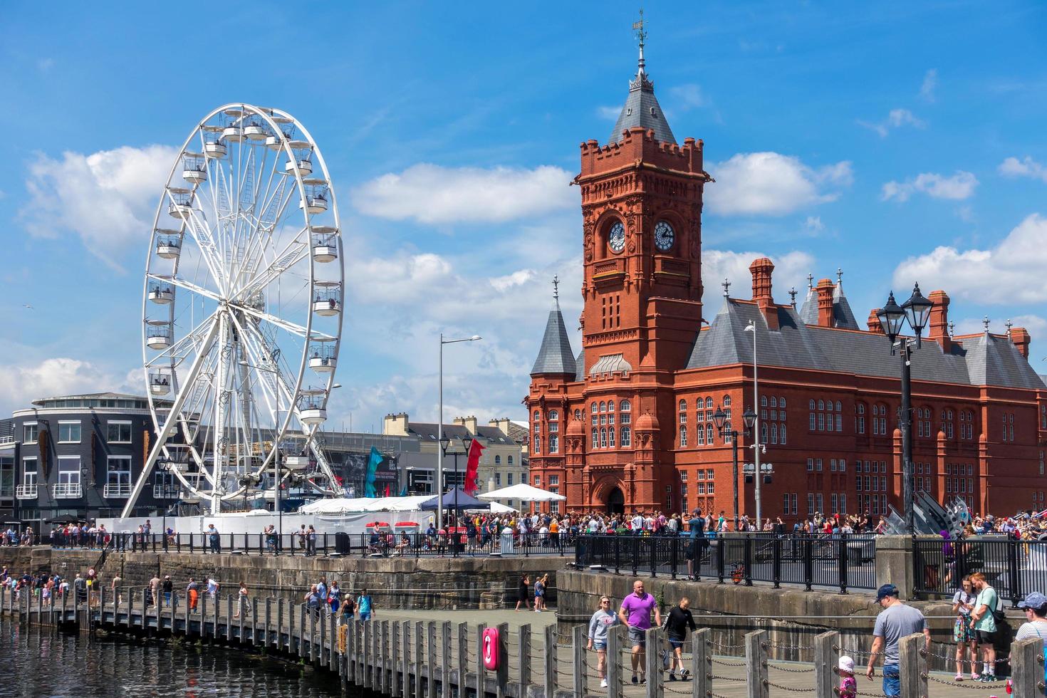 cardiff, uk, 2019. riesenrad und das pierhead-gebäude foto