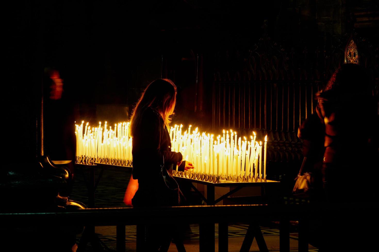 Mailand, Italien, 2008. Brennende Kerzen im Dom foto