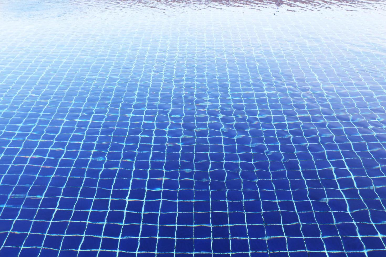 Schwimmbadboden mit Wellen für den Hintergrund. foto