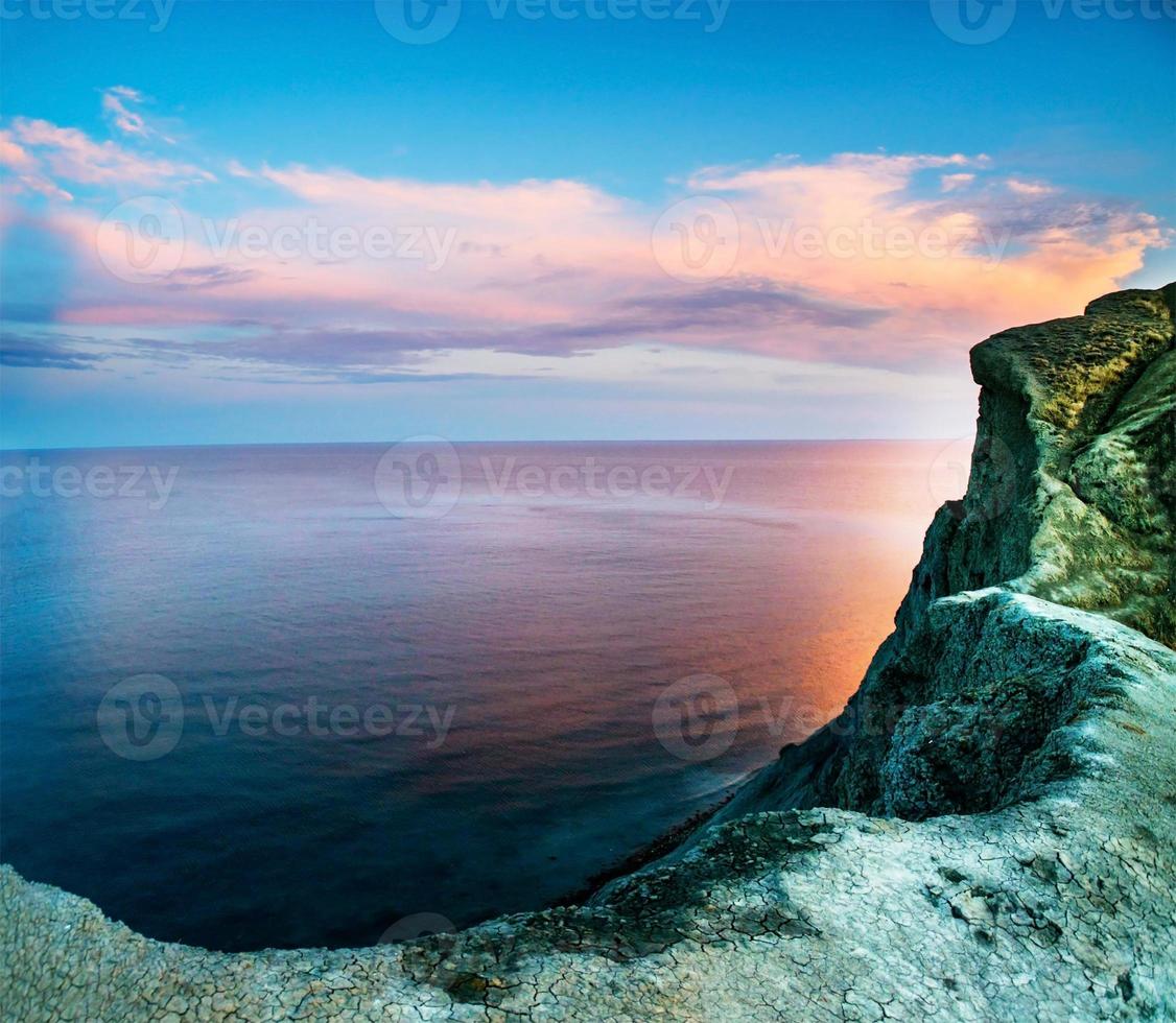 Felsen und Meer. dramatische Szene. foto