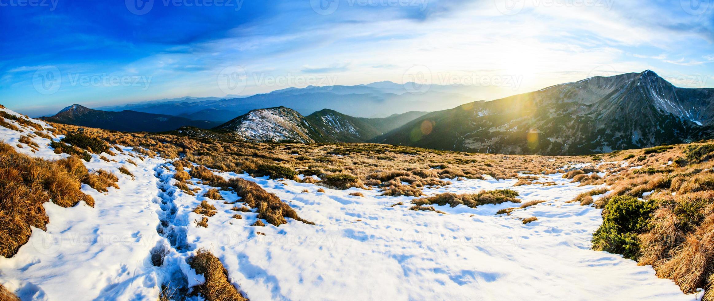 fantastische Landschaft fast schneebedeckt foto