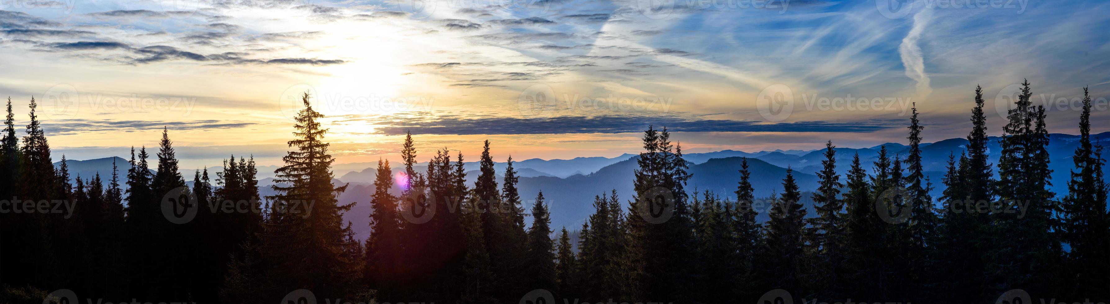 Blick auf die nebligen Berge im Herbst foto