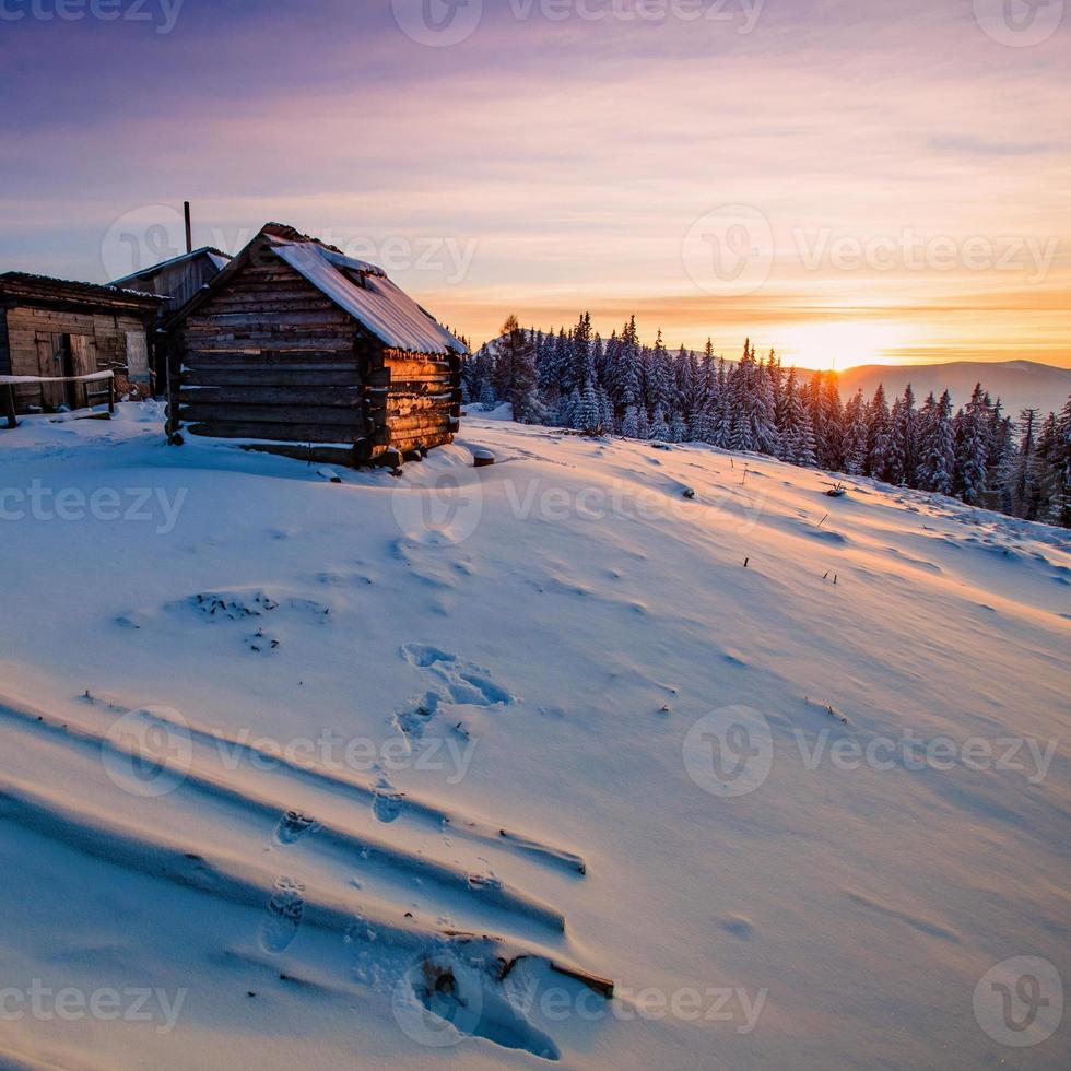 Winterlandschaft mit Schnee in den Bergen foto