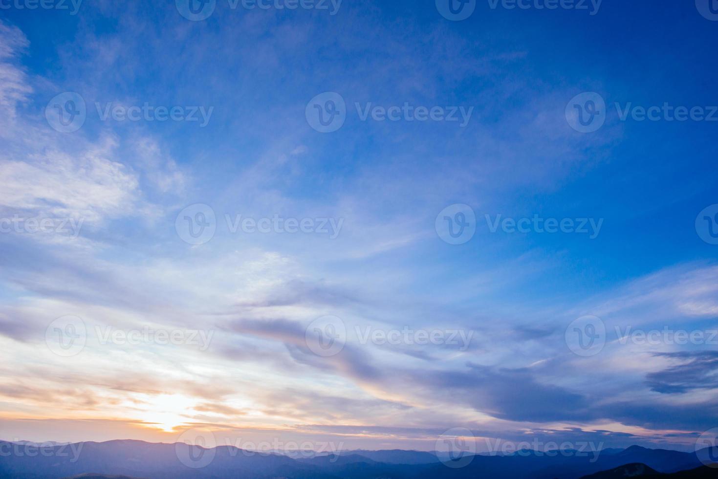 bunter Himmel mit Sonnenhintergrund foto