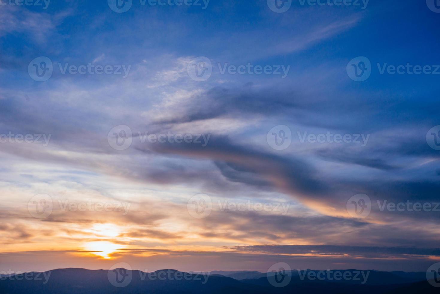 bunter Himmel mit Sonnenhintergrund foto