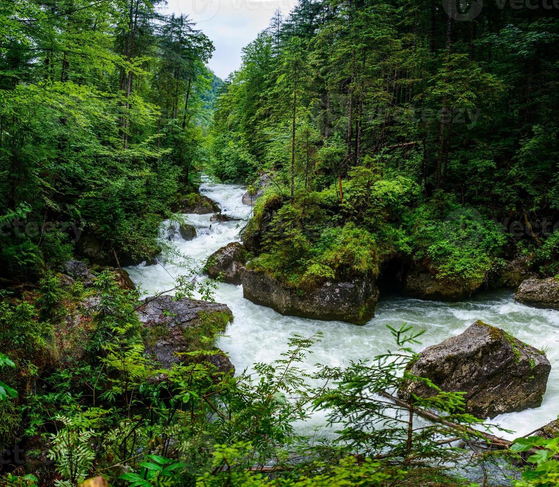 schneller Fluss in den Bergen foto