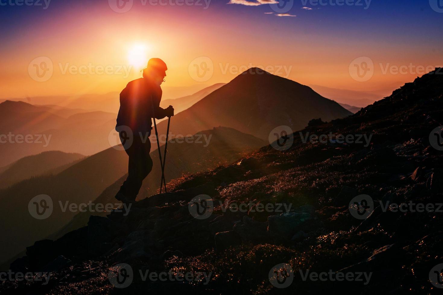 Tourist in den Bergen bei Sonnenuntergang foto