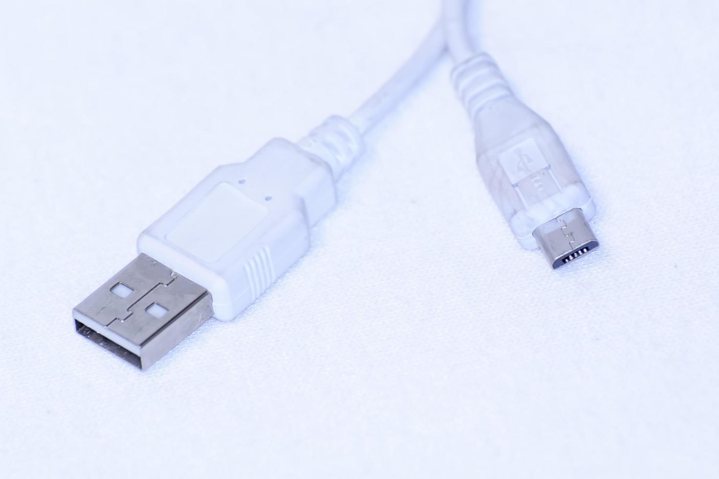 USB-Kabel für Smartphone isoliert auf weißem Hintergrund. foto