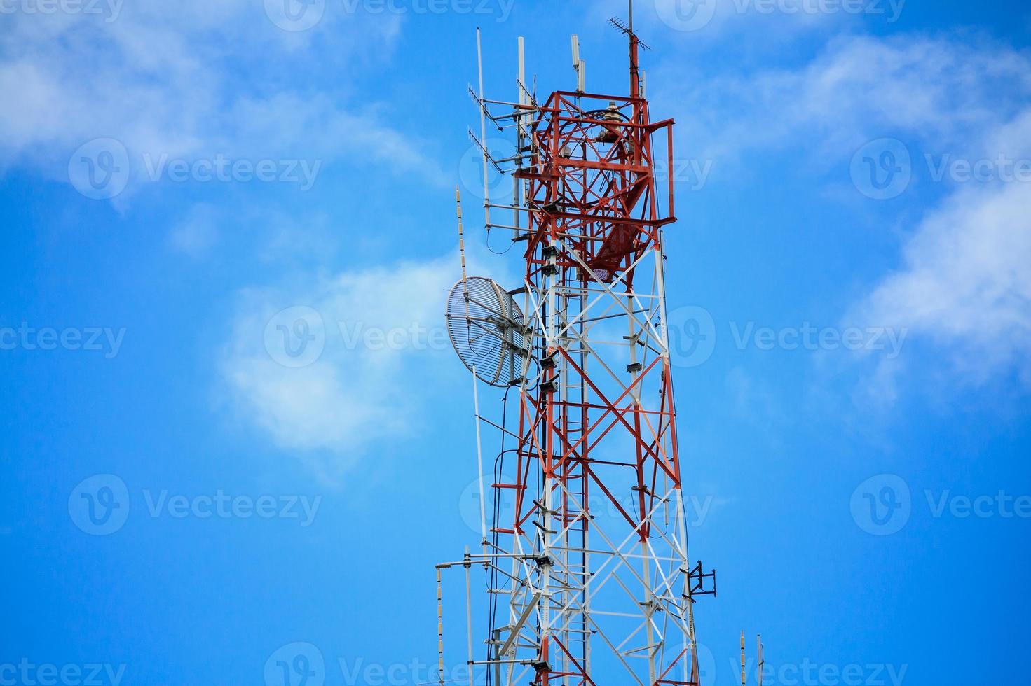 Fernmeldeturm und Satellit am blauen Himmel foto