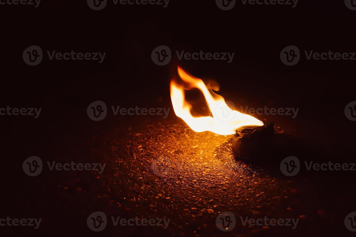 Feuer brennt in einer Schüssel auf dem Boden foto