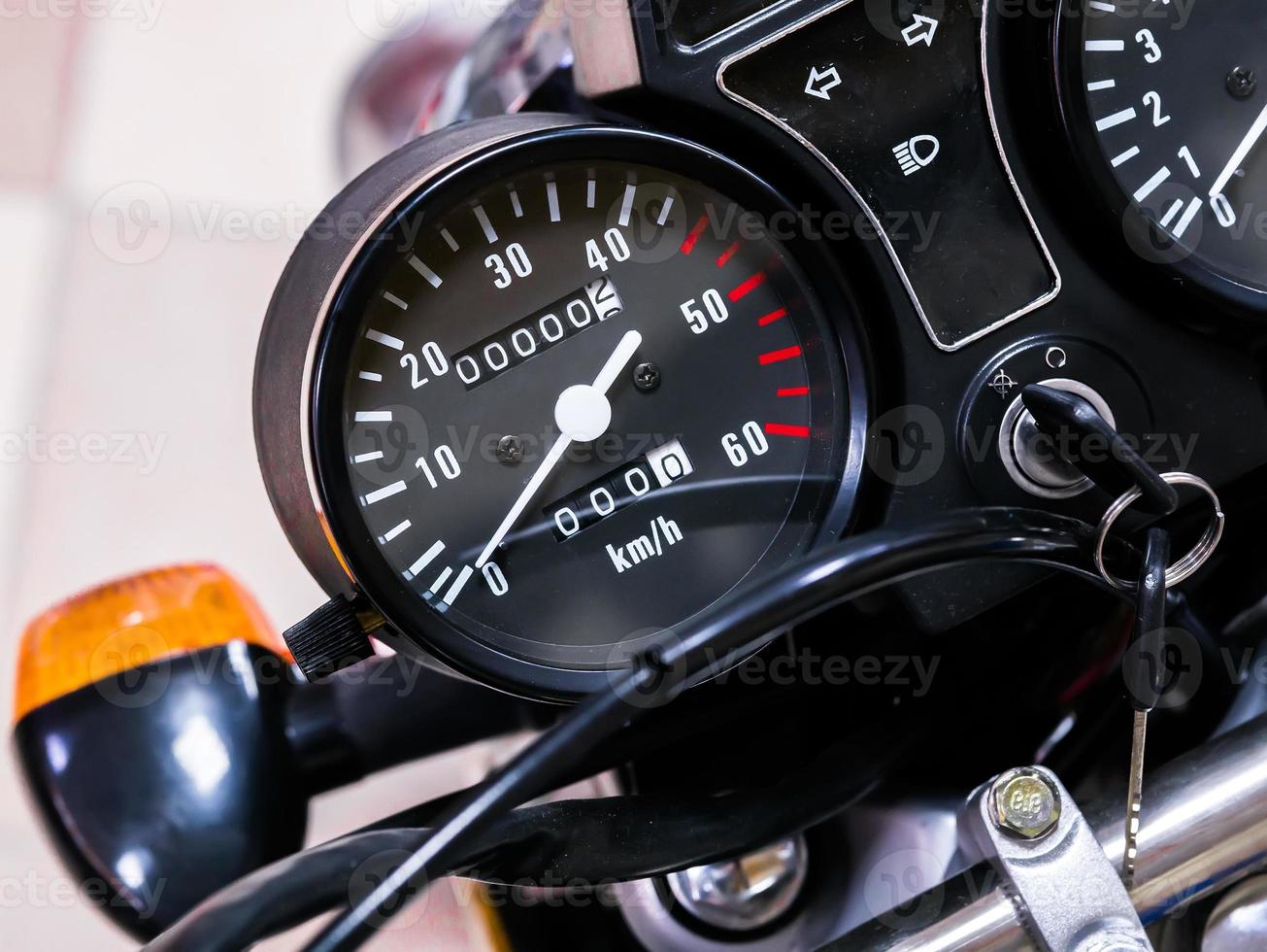Tachometer Motorrad mit null Kilometerstand. Das Fahrrad ist im Laden foto