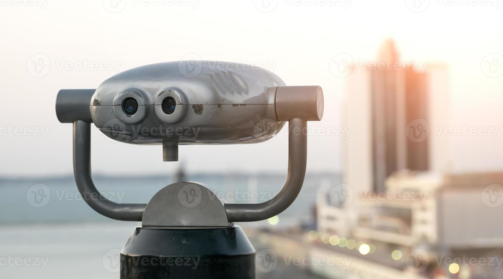 Touristisches Fernglas auf der Aussichtsplattform foto