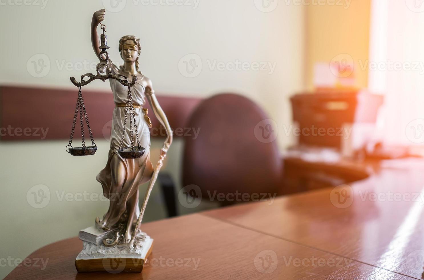 konzept von recht und gerechtigkeit. Hammer des Richters, Bücher, Waage der Gerechtigkeit. Thema Gerichtssaal. foto