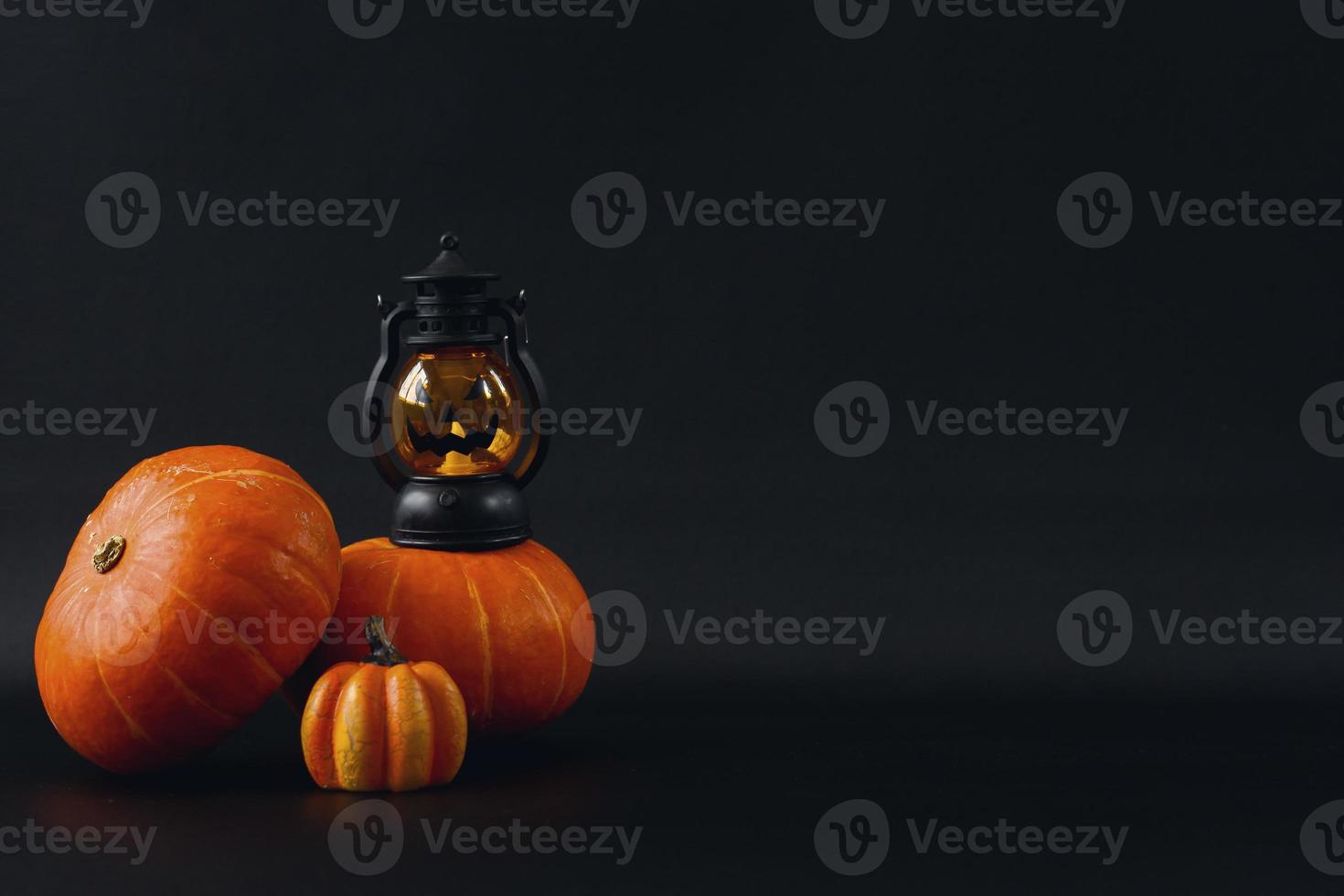 verschiedene niedliche Halloween-Dekoration auf schwarzem Hintergrund foto