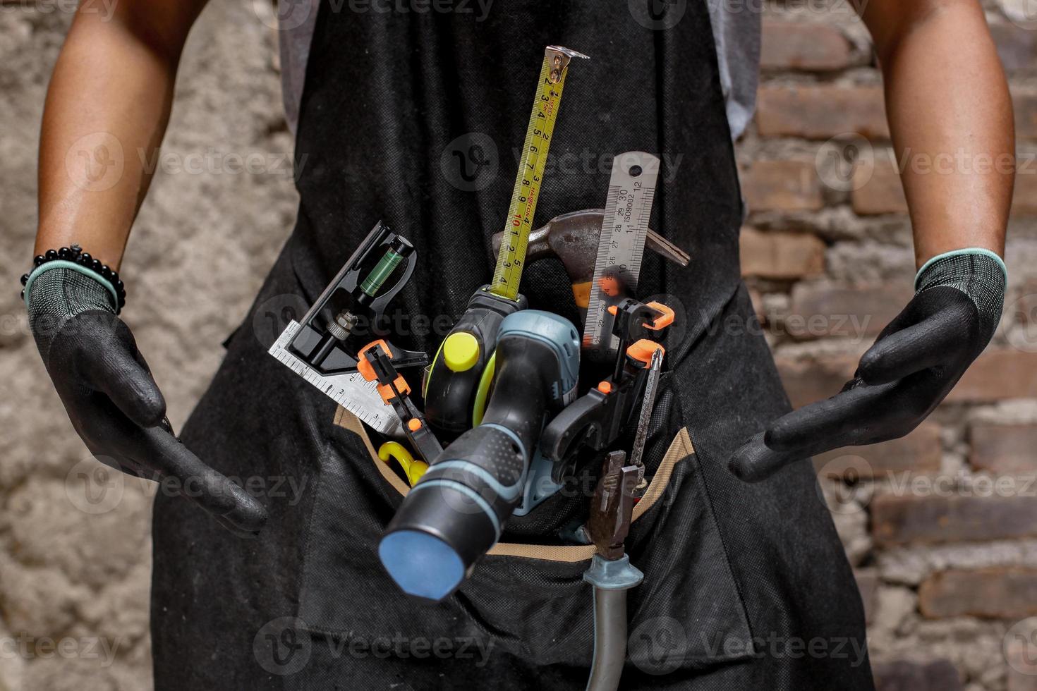 baumeister mit bauwerkzeugen für die hausrenovierung oder tischlerhintergrundkonzept foto