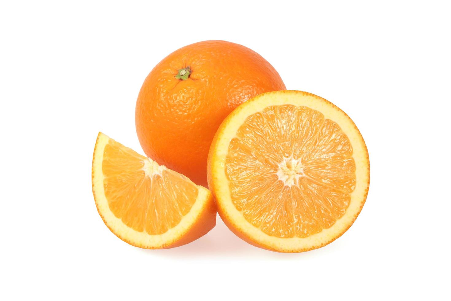 Orangenfrucht mit Schnitt, isoliert auf weiss foto