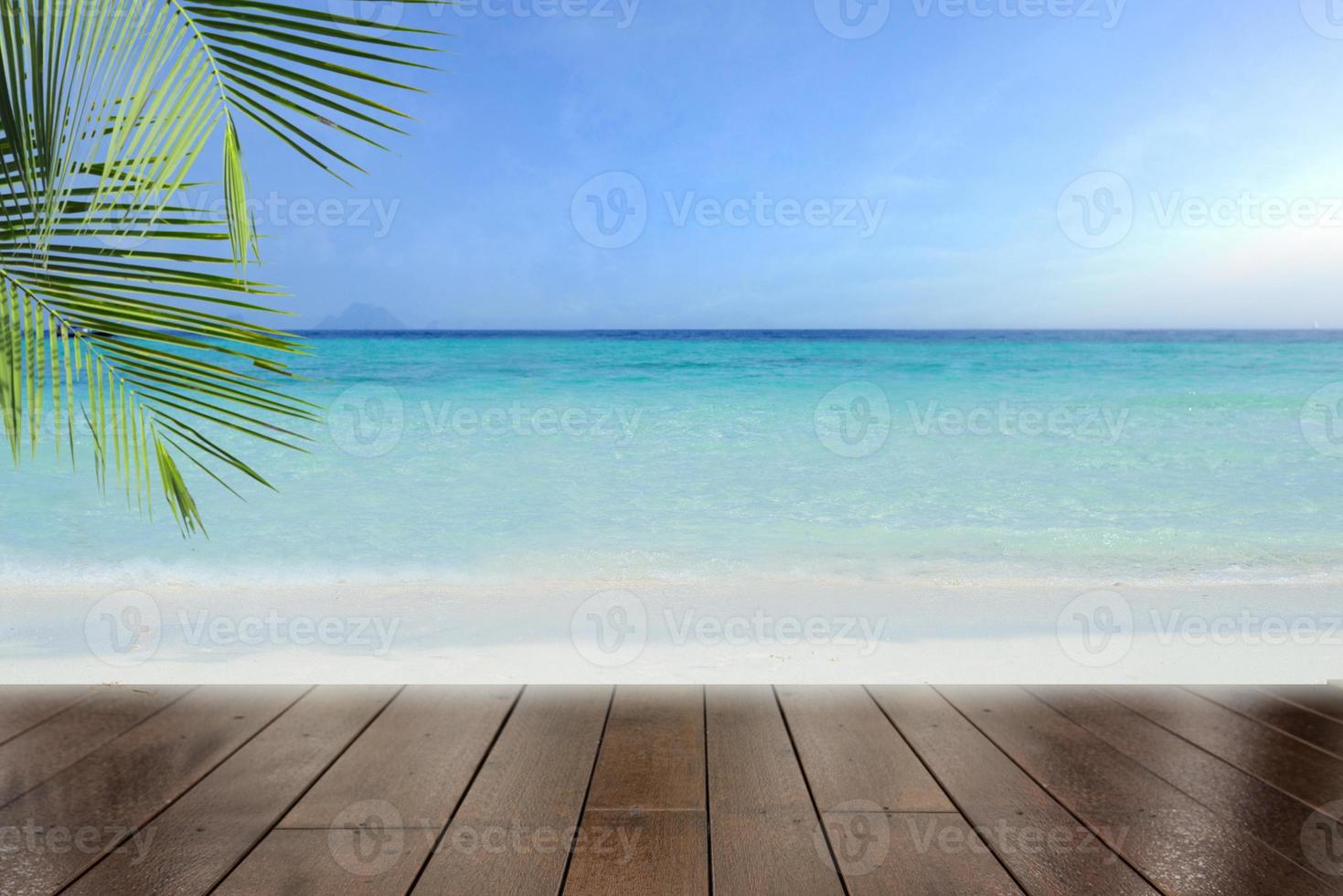 Oberseite des Holztisches mit Meer-, Himmel- und Kokosnussbaumhintergrund - leer, bereit für Ihre Produktdisplay-Montage. konzept des strandes im sommer foto