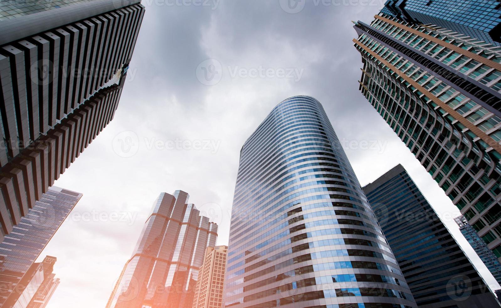 gewöhnliche moderne Geschäftswolkenkratzer, Hochhäuser, Architektur, die in den Himmel ragt. Konzepte der Finanz- und Wirtschaftswissenschaften. foto