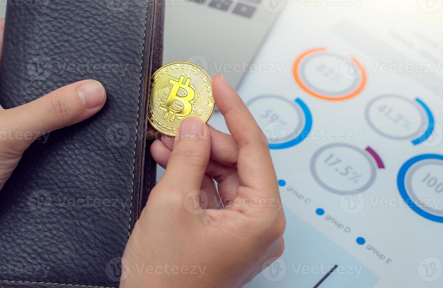 Geschäftsmann, der Bitcoin-Münzen aus der Brieftasche hält. virtuelle Währung. Kryptowährung. neues virtuelles Geld. foto