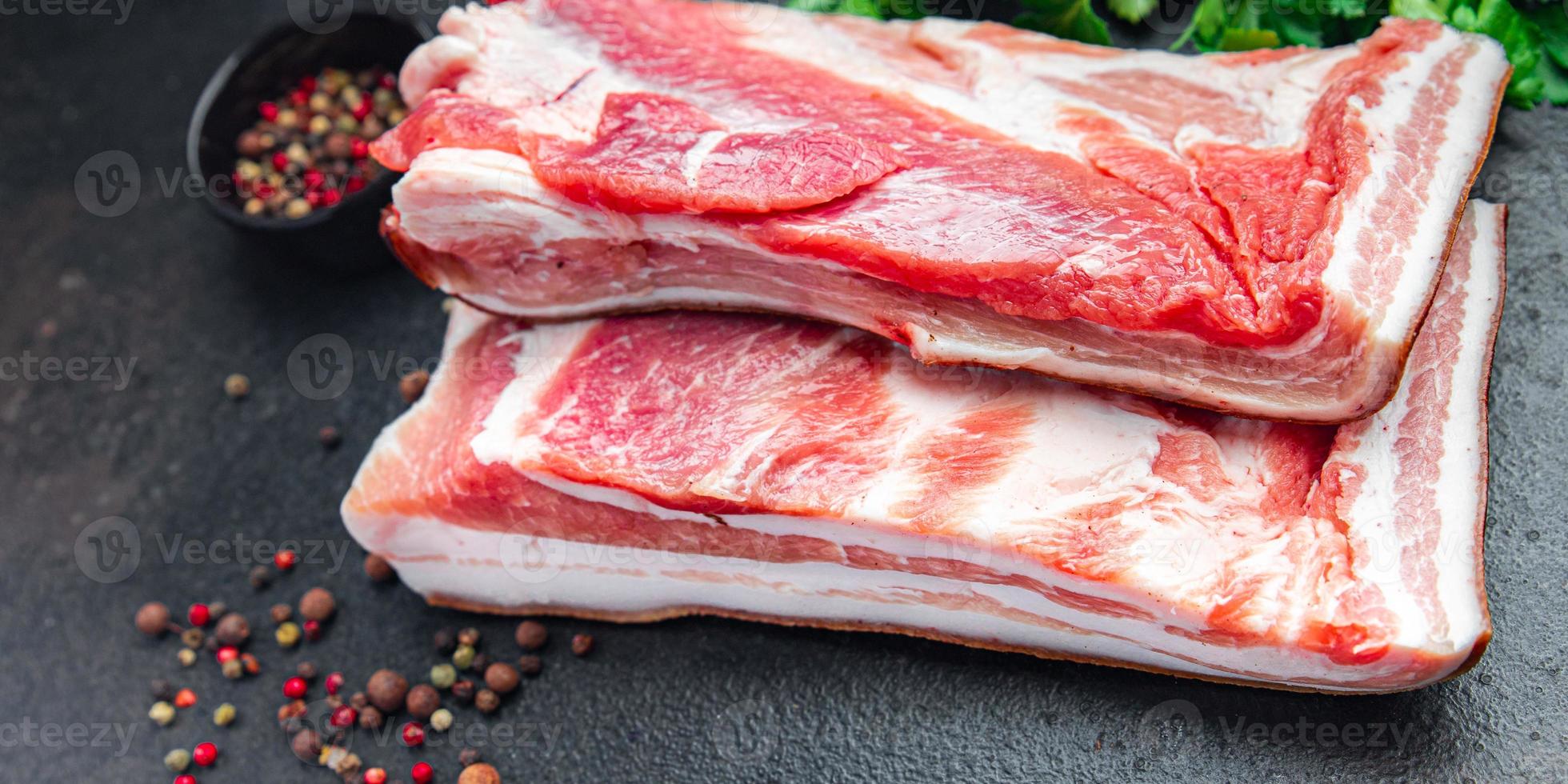 Bauchfleisch Speck Stück Fleisch Fett Schmalz frisches Schweinefleisch in Gewürzen frische Mahlzeit auf dem Tisch kopieren Raum Essen Hintergrund foto