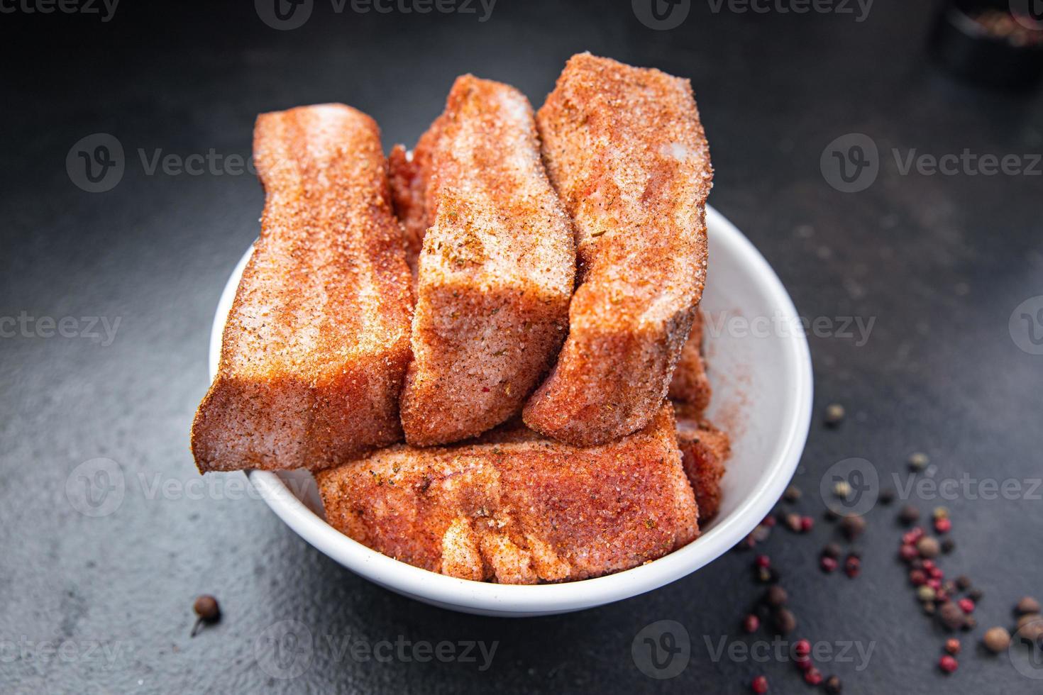 Bauchfleisch Speck Stück Fleisch Fett Schmalz frisches Schweinefleisch in Gewürzen frische Mahlzeit auf dem Tisch kopieren Raum Essen Hintergrund foto