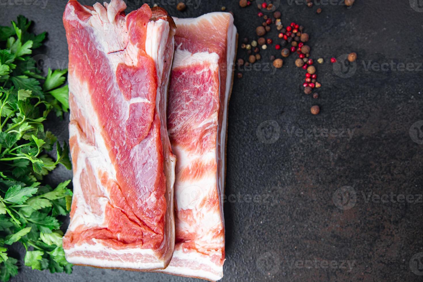 Bauchfleisch Speck Stück Fleisch Fett Schmalz frisches Schweinefleisch in Gewürzen frische Mahlzeit auf dem Tisch kopieren Raum Essen Hintergrund foto