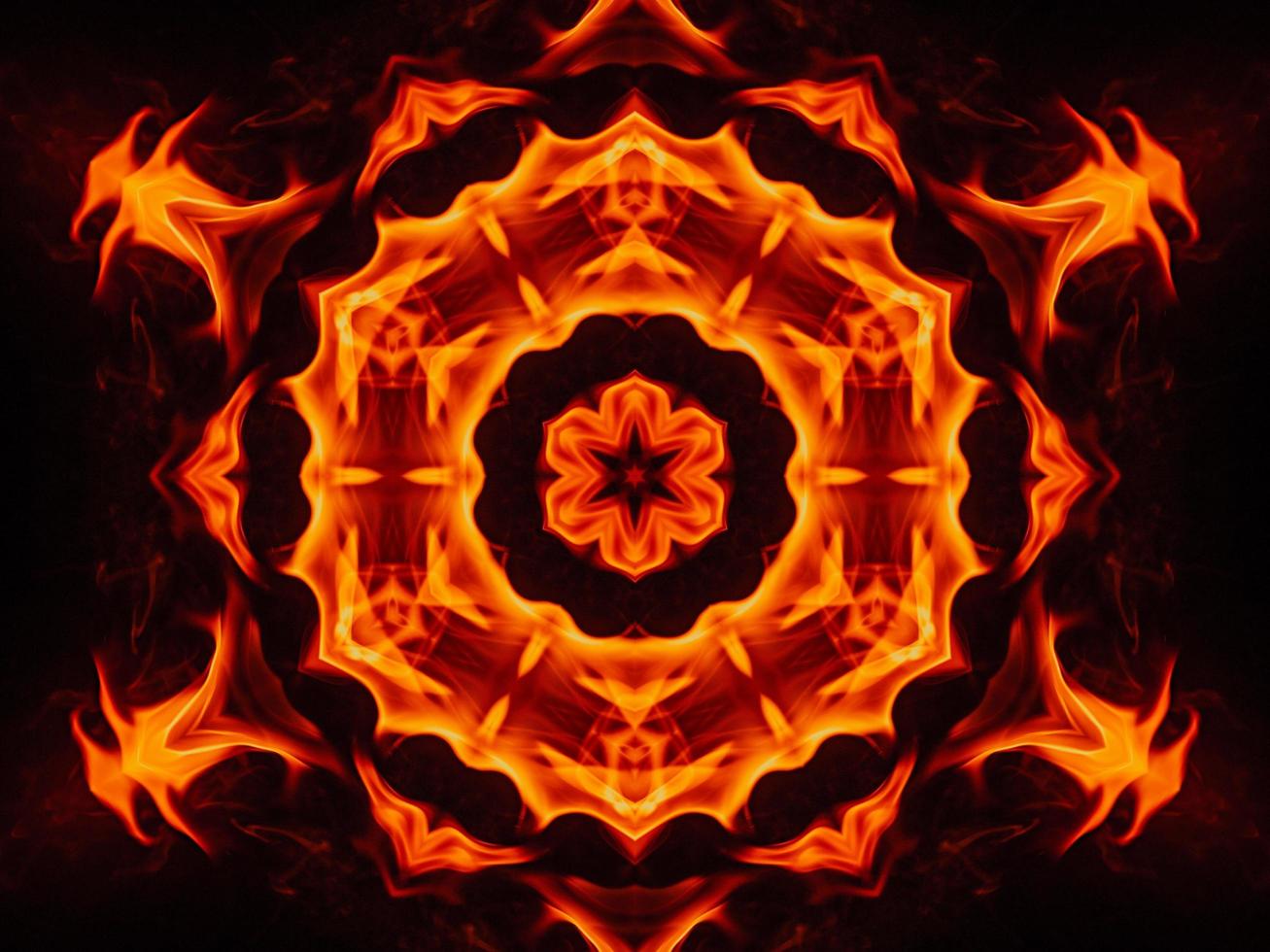 einzigartiger abstrakter hintergrund. orangefarbenes Flammen-Kaleidoskopmuster. kostenloses Foto