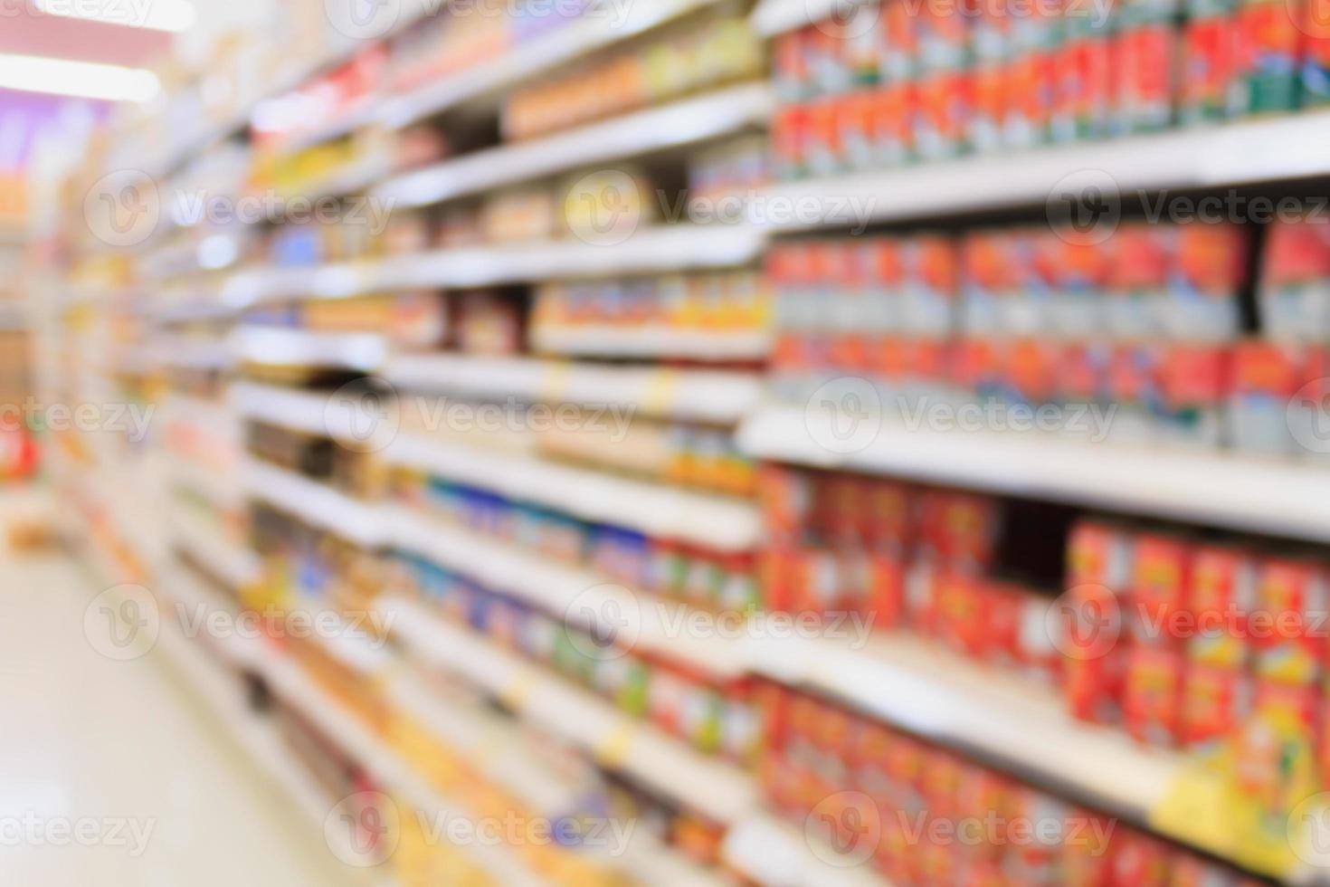 Konserven im Supermarkt verschwommenen Hintergrund foto