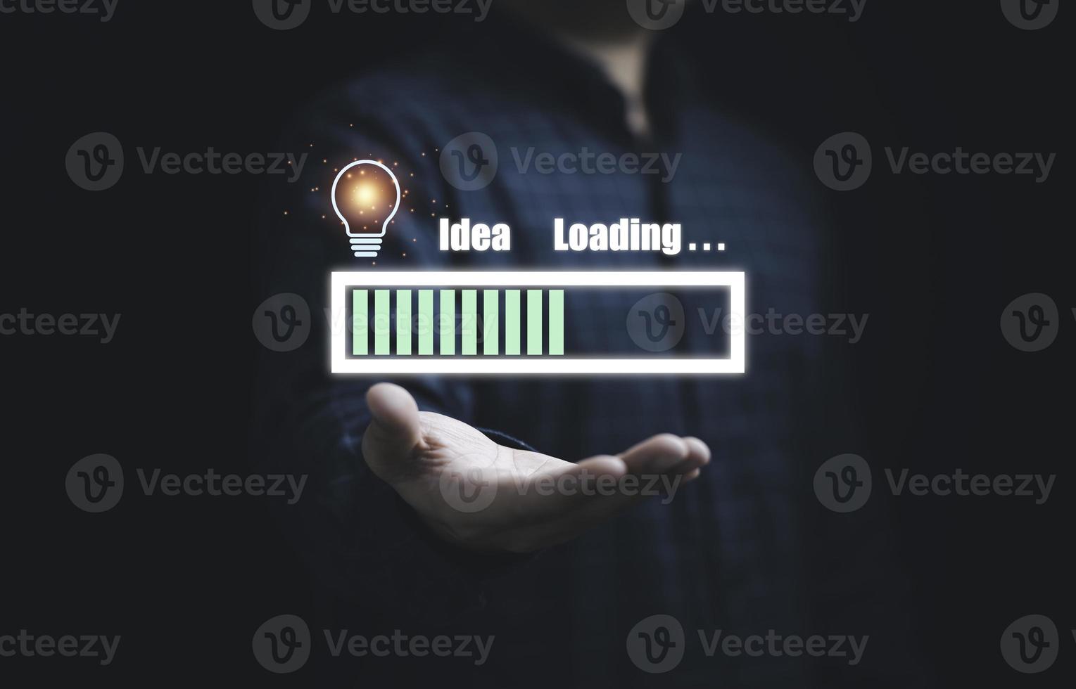 geschäftsmann, der virtuelles download-symbol mit glühbirne hält, um den fortschritt des kreativen denkens und des problemlösungskonzepts zu zeigen. foto