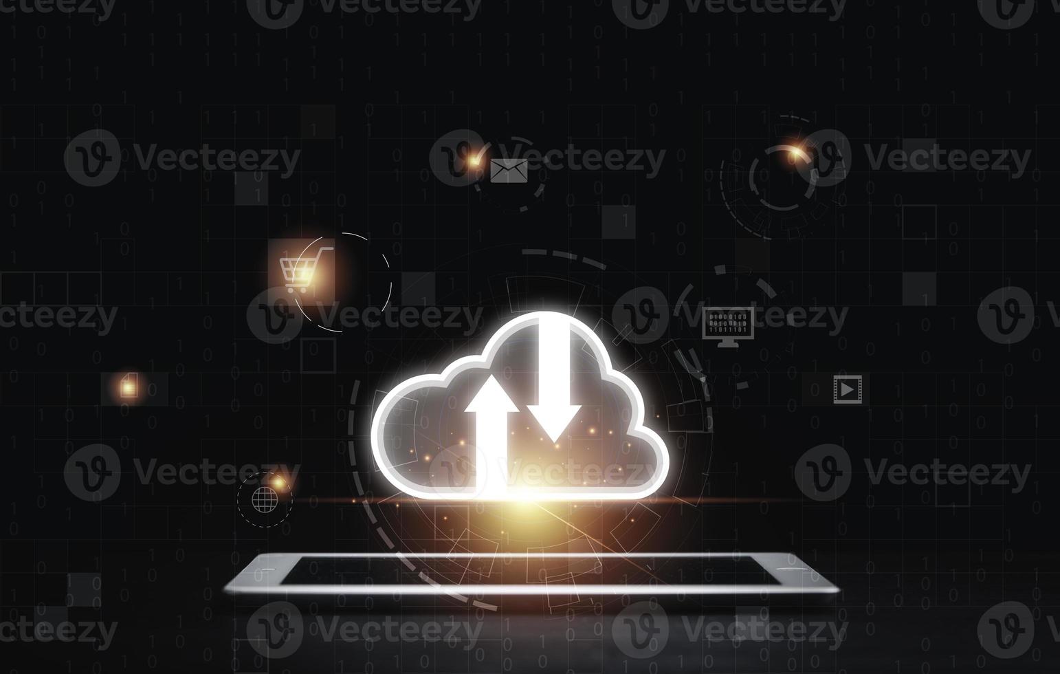 Cloud-Computing-Symbol auf dem Tablet mit Kopierbereich zum Übertragen von Dateninformationen und Hochladen von Download-Anwendungen. Technologietransformationskonzept. foto