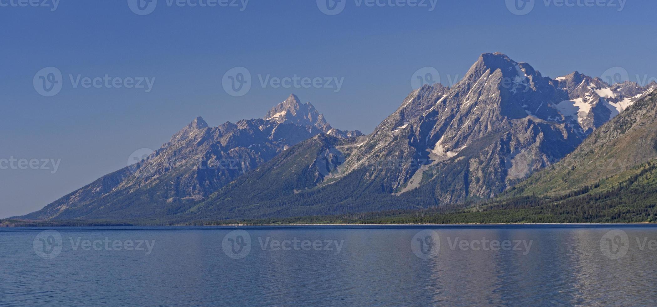 dramatische Gipfel über einem Alpensee foto