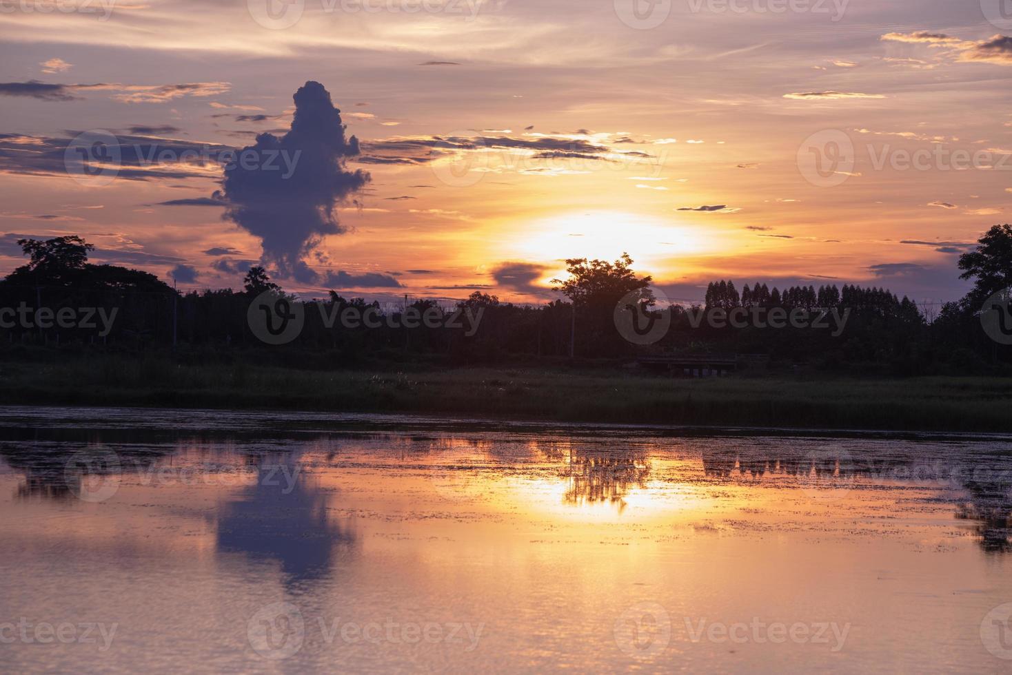 Landschaftssonnenuntergang am kleinen See foto