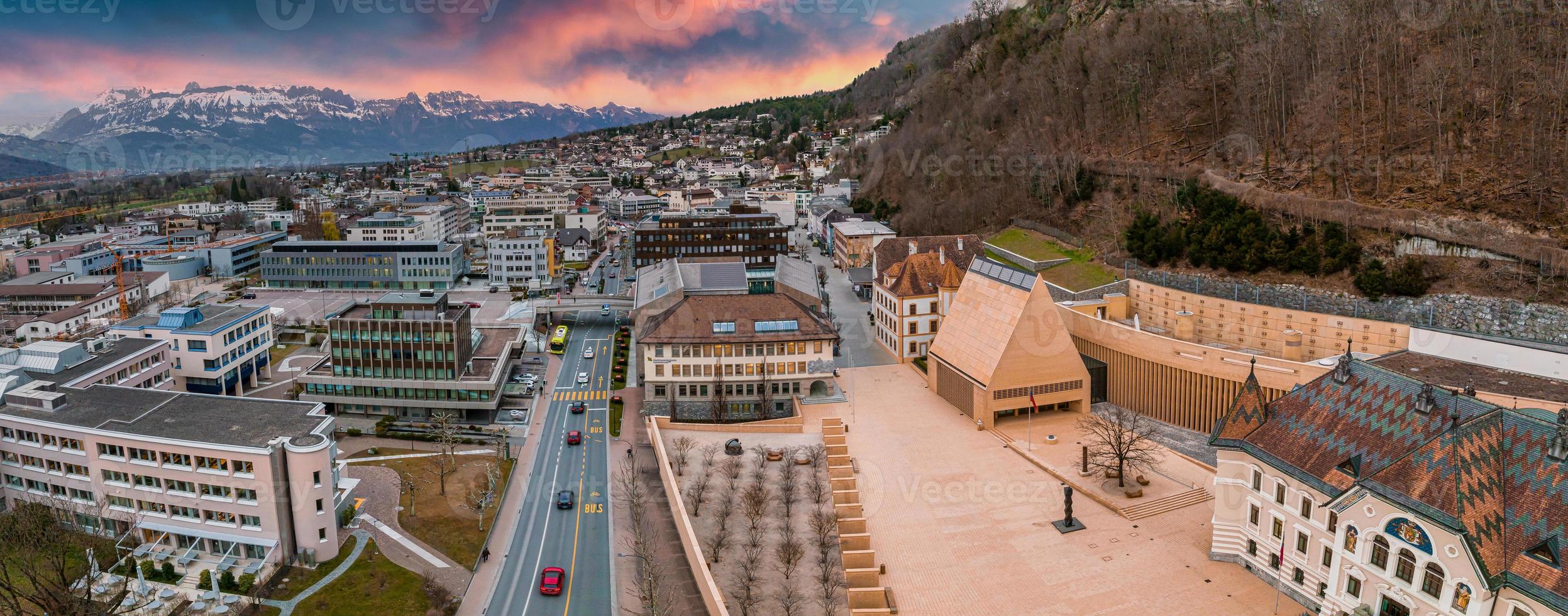 Luftaufnahme von Vaduz, der Hauptstadt von Liechtenstein foto