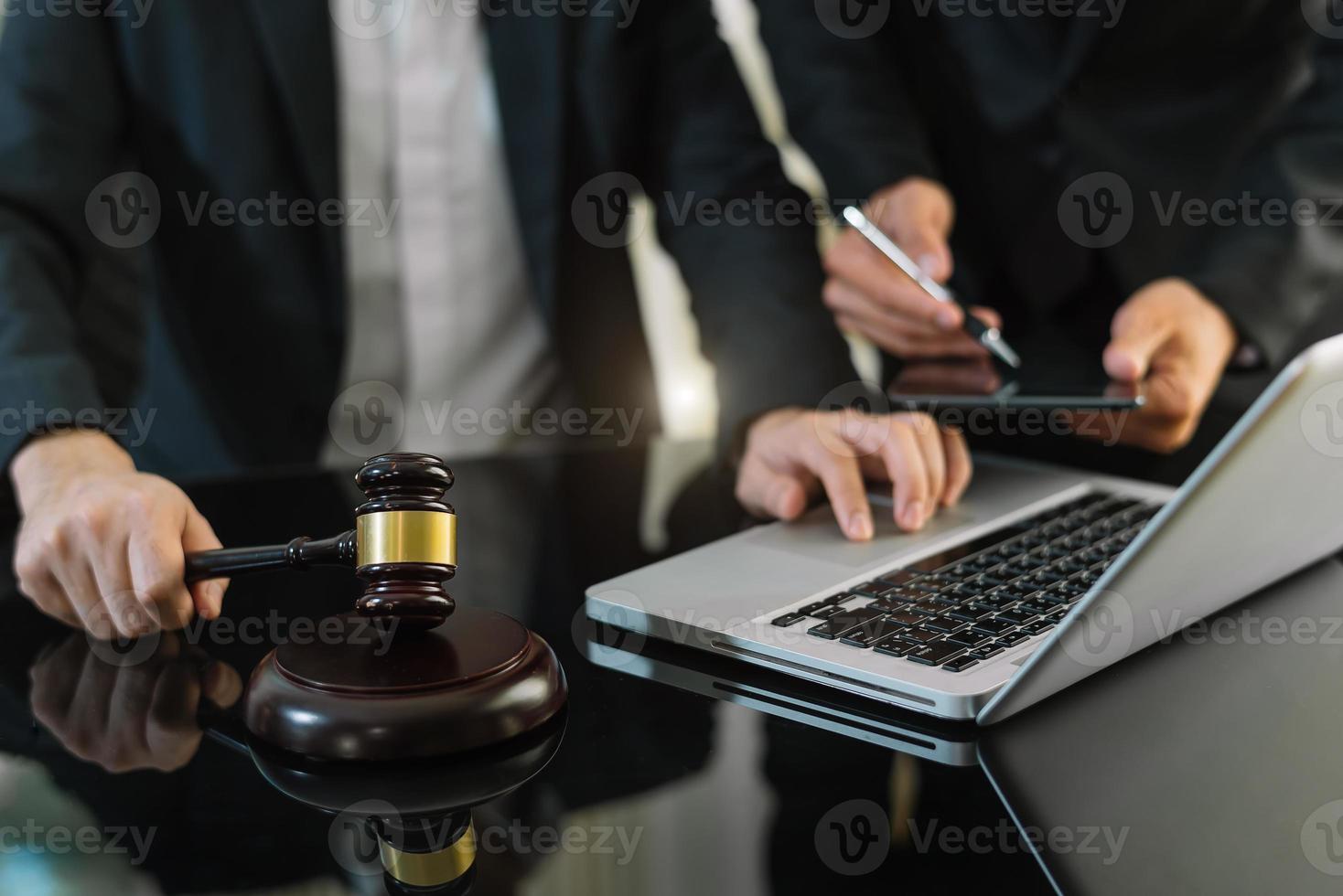 Geschäft und Anwälte diskutieren Vertragspapiere mit Messingskala auf dem Schreibtisch im Büro. Recht, Rechtsdienstleistungen, Beratung, Justiz und Rechtskonzept. foto