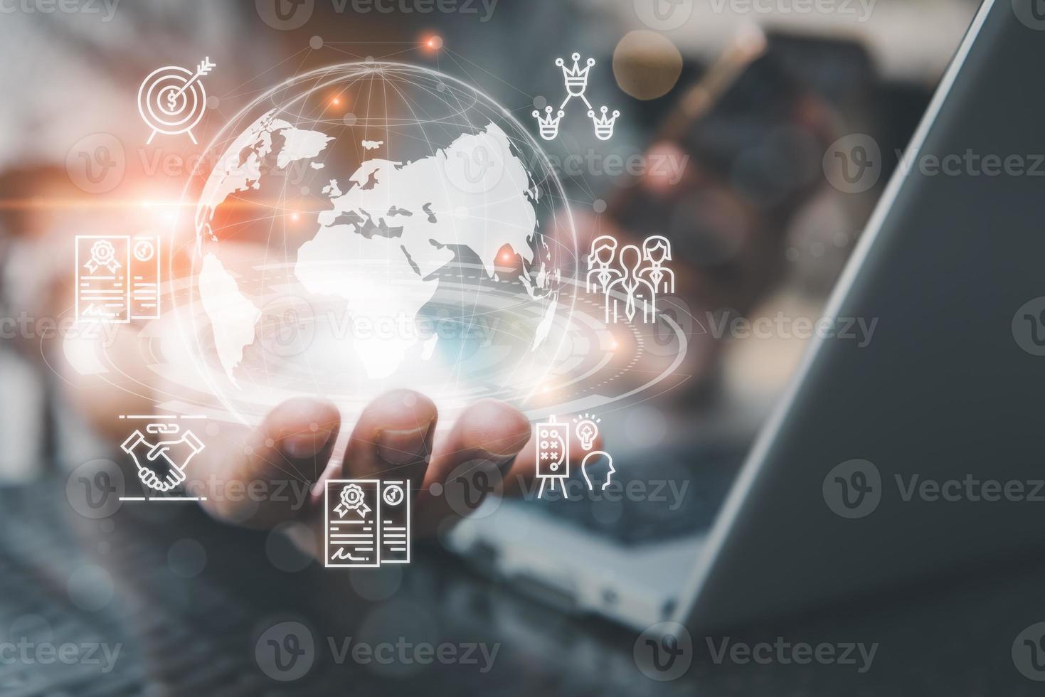 geschäftsstrategieplanung auf technologie-virtuellem verbindungskonzept, geschäftsfrau hand, die virtuelles globales internet für digitales marketing auf netzwerkverbindungsinnovation hält. Business-Technologie foto