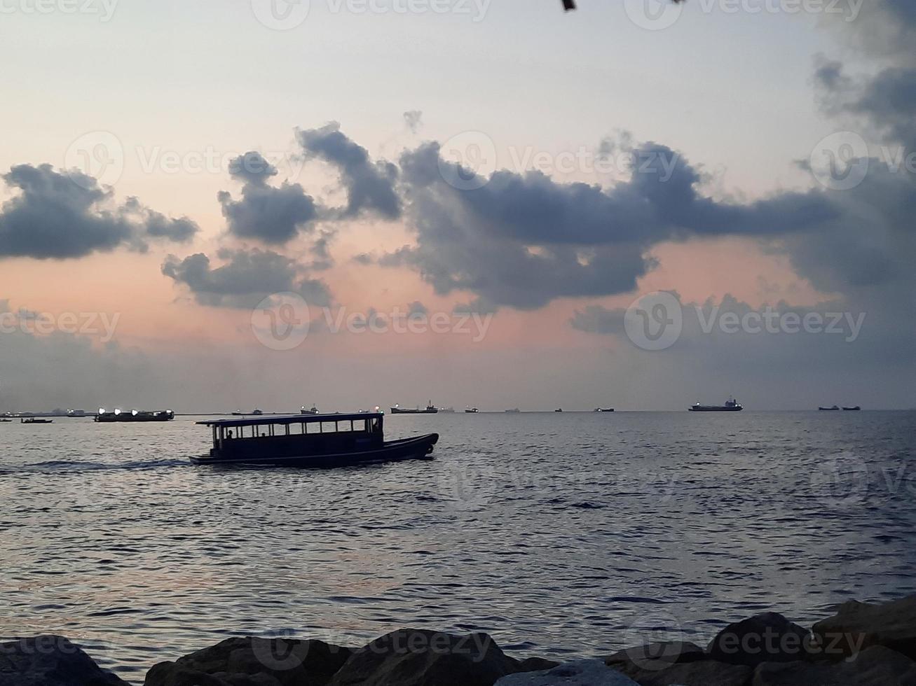 schöner sonnenuntergang am männlichen strand, malediven foto