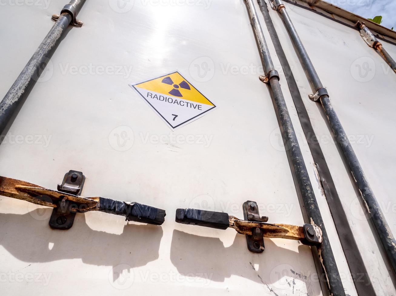 Strahlenwarnschild auf dem Transportetikett Klasse 7 an der Tür des Transportwagen-Containers foto