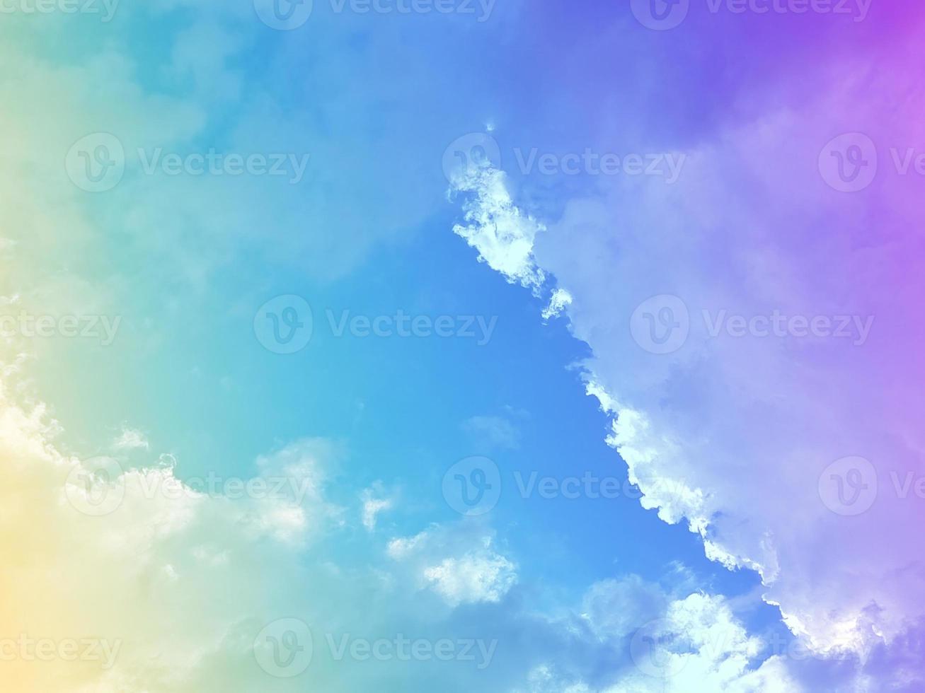 schönheit süß pastell lila gelb bunt mit flauschigen wolken am himmel. mehrfarbiges Regenbogenbild. abstrakte Fantasie wachsendes Licht foto