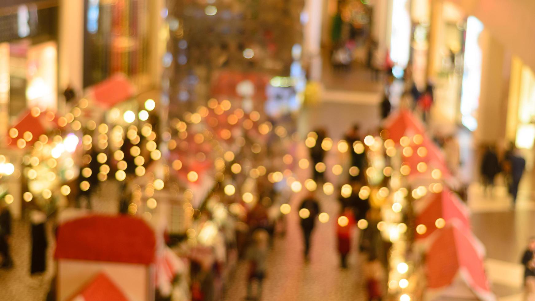 weihnachtsfeiertagshintergrund. weihnachtsrabattverkäufe im einkaufszentrum, bokeh. foto