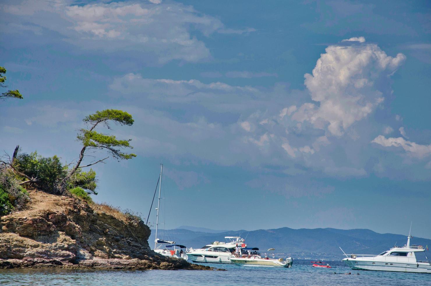 die herrlichen sandstrände der insel porquerolles, hyères in frankreich. das karibische meer in europa foto