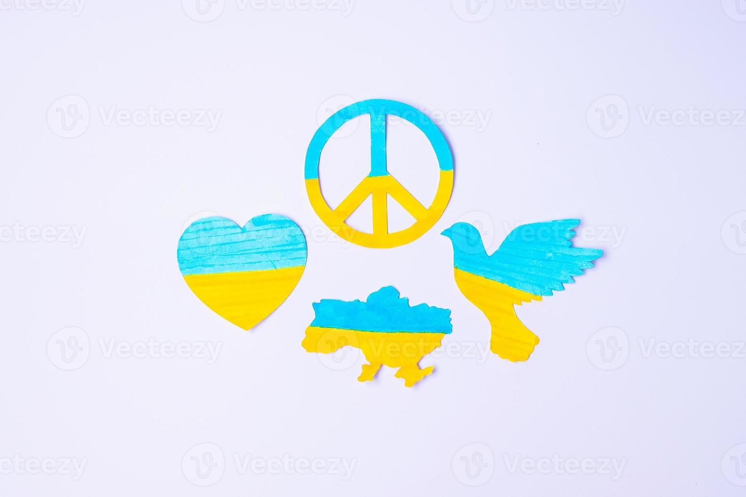 unterstützung für die ukraine im krieg mit russland, symbol des friedens mit der flagge der ukraine. bete, kein krieg, stoppe den krieg, stehe zur ukraine und zur nuklearen abrüstung foto