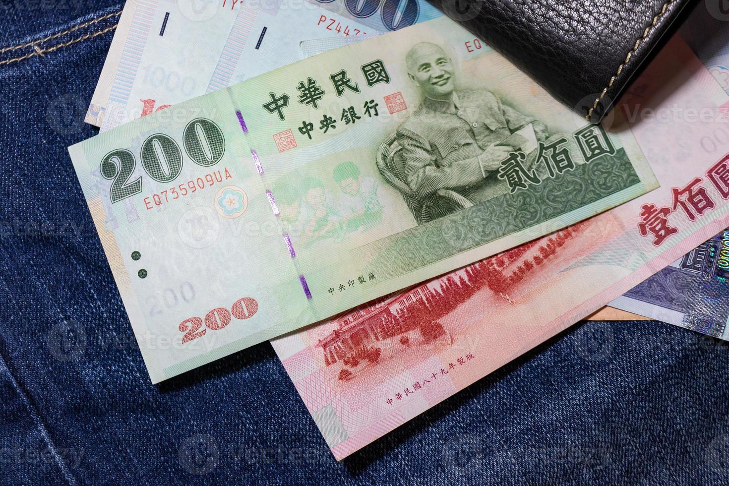 taiwanesisches Geld, taiwanesische Banknote, taiwanesischer Dollar auf Jeanshintergrund. foto