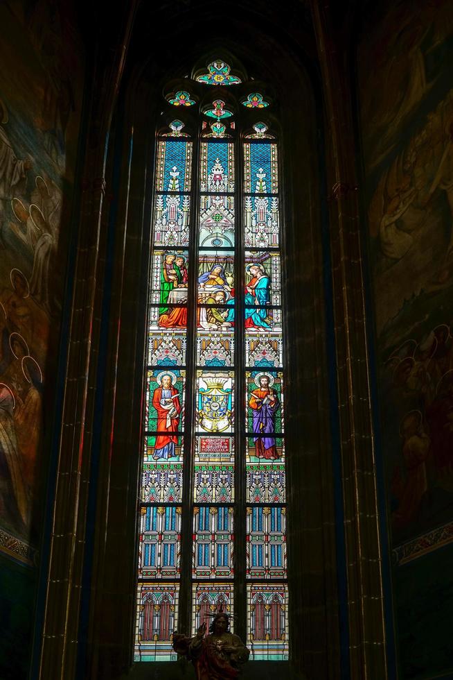 Prag, Tschechische Republik, 2014. Buntglasfenster im Veitsdom in Prag foto