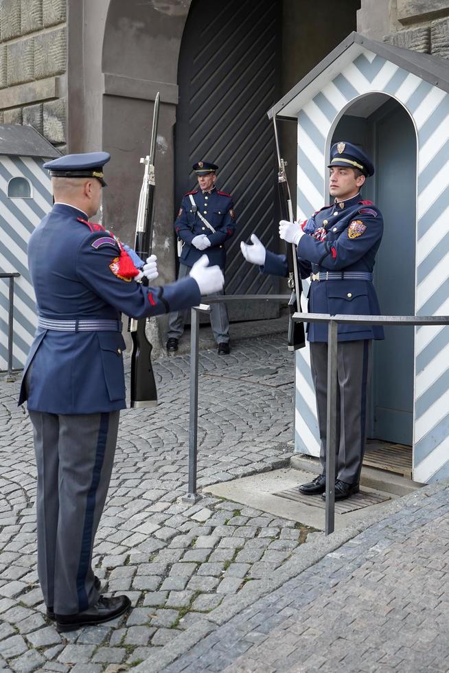 Prag, Tschechische Republik, 2014. Wachablösung auf der Burg foto