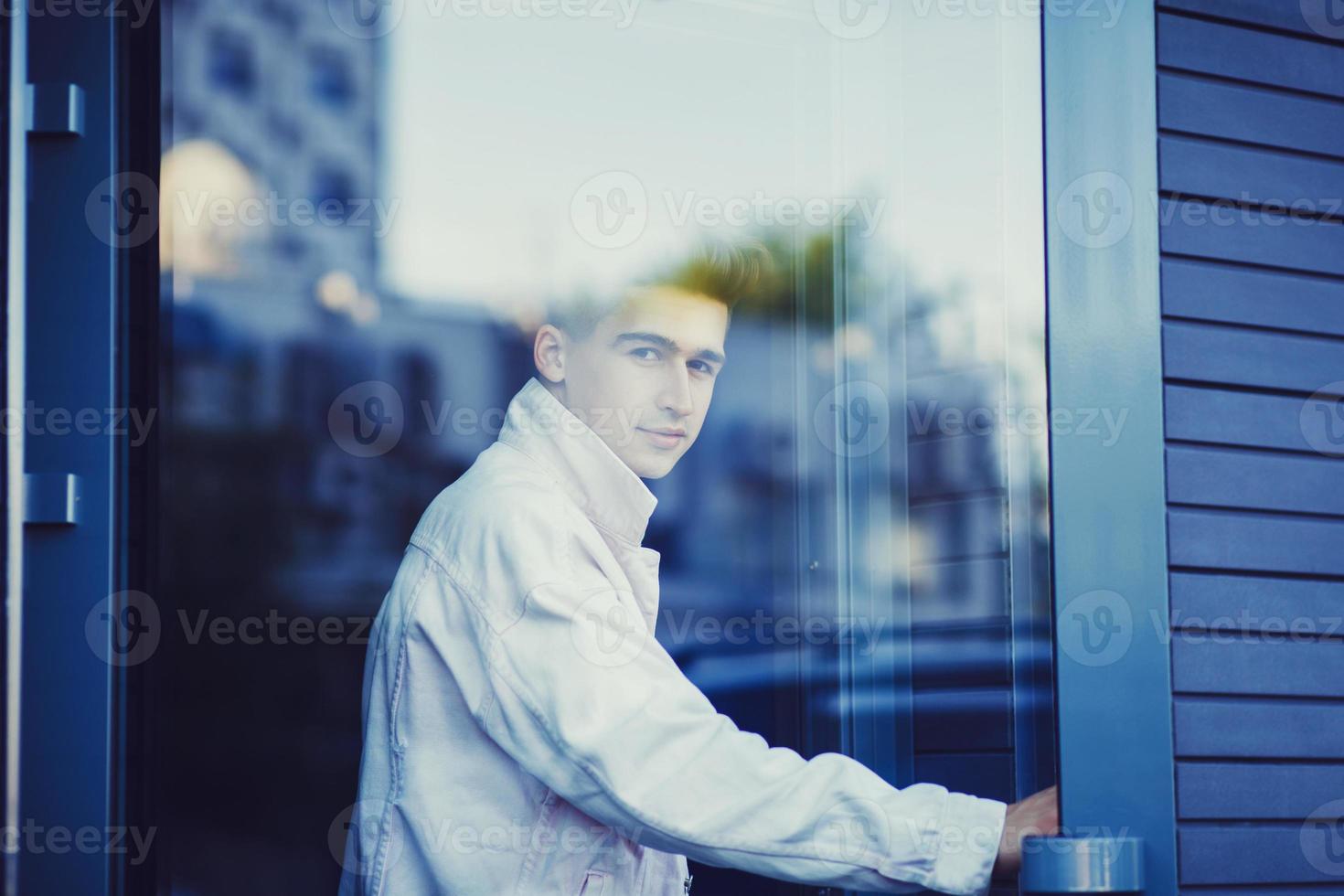 hübscher junger Mann foto