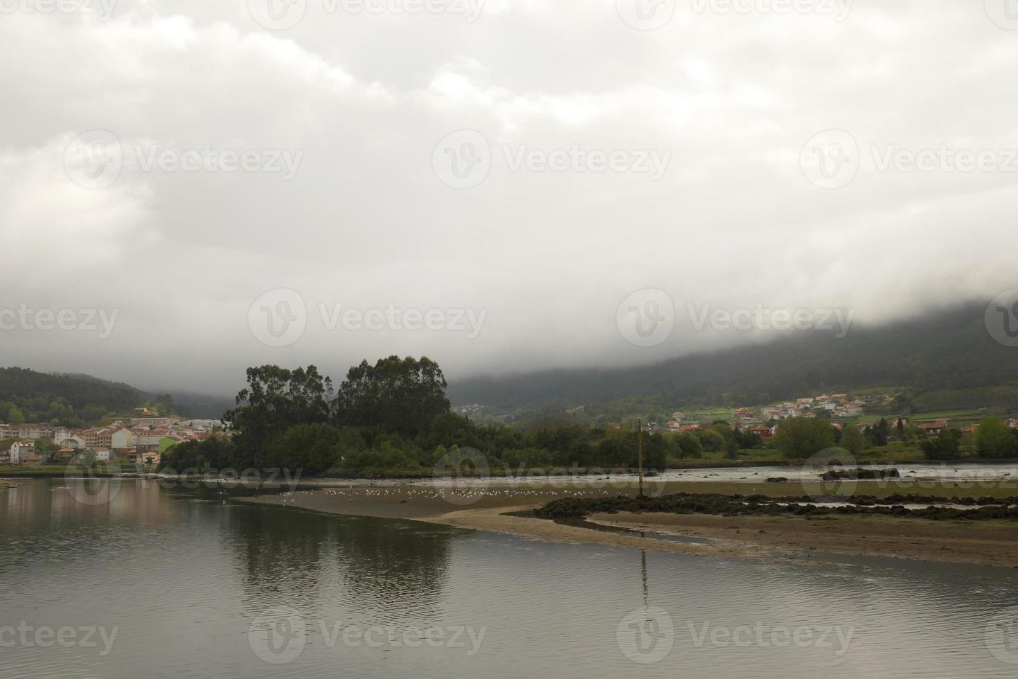Blick auf die Noia-Mündung an einem bewölkten Tag foto