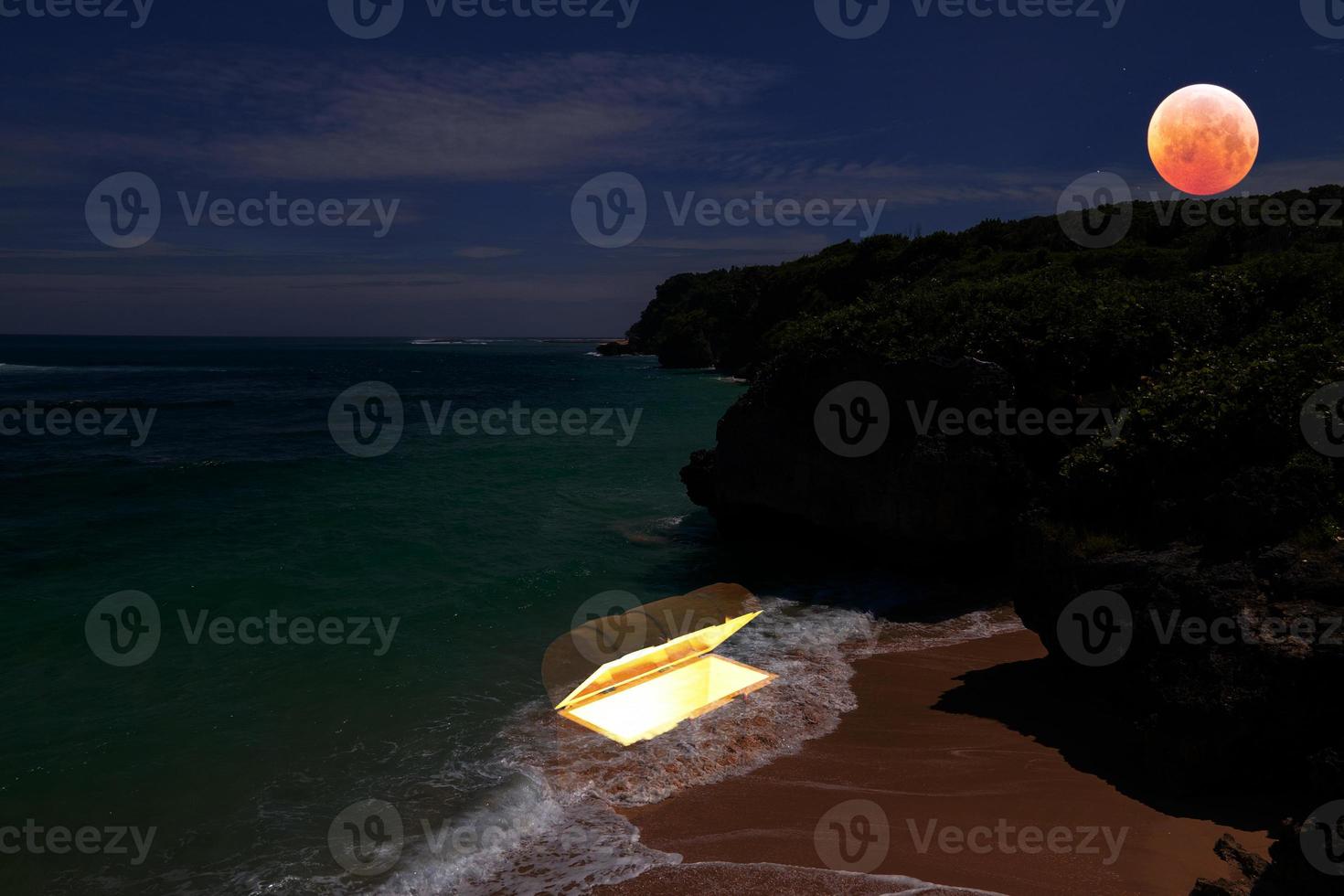 Erstaunliche Ausblicke auf Meereswellen und Strand, felsige Küsten sind erstaunlich mit goldener Truhe und Vollmond ... foto