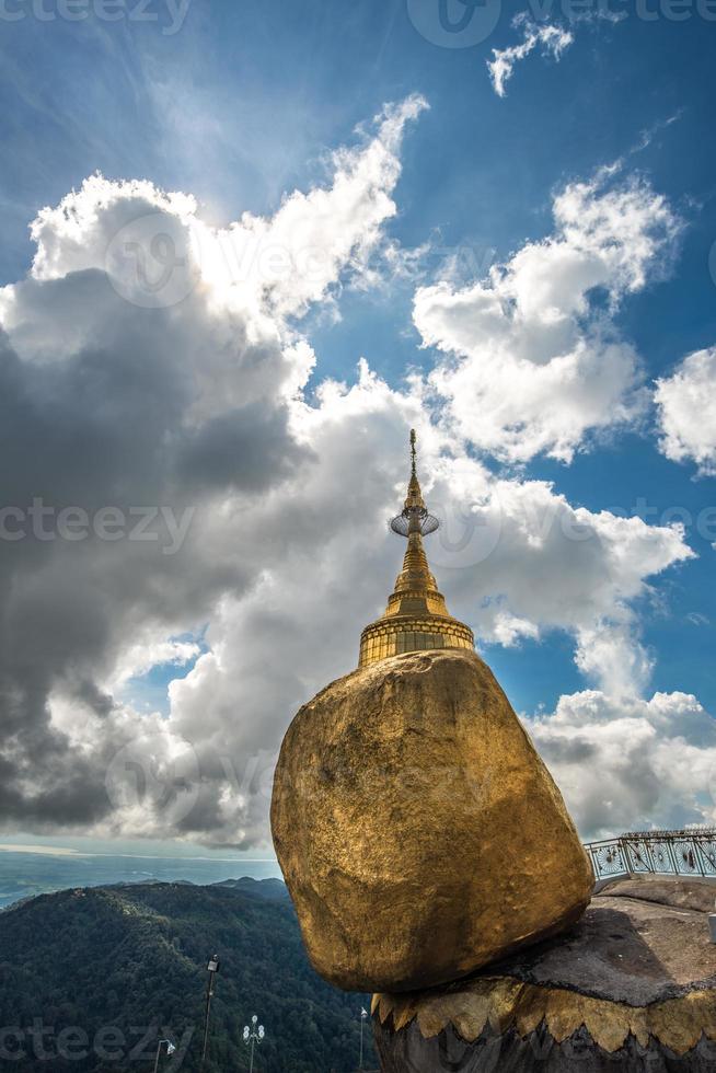 die goldene felsenpagode oder kyaikhtiyo-pagode im mon-bundesstaat myanmar. foto