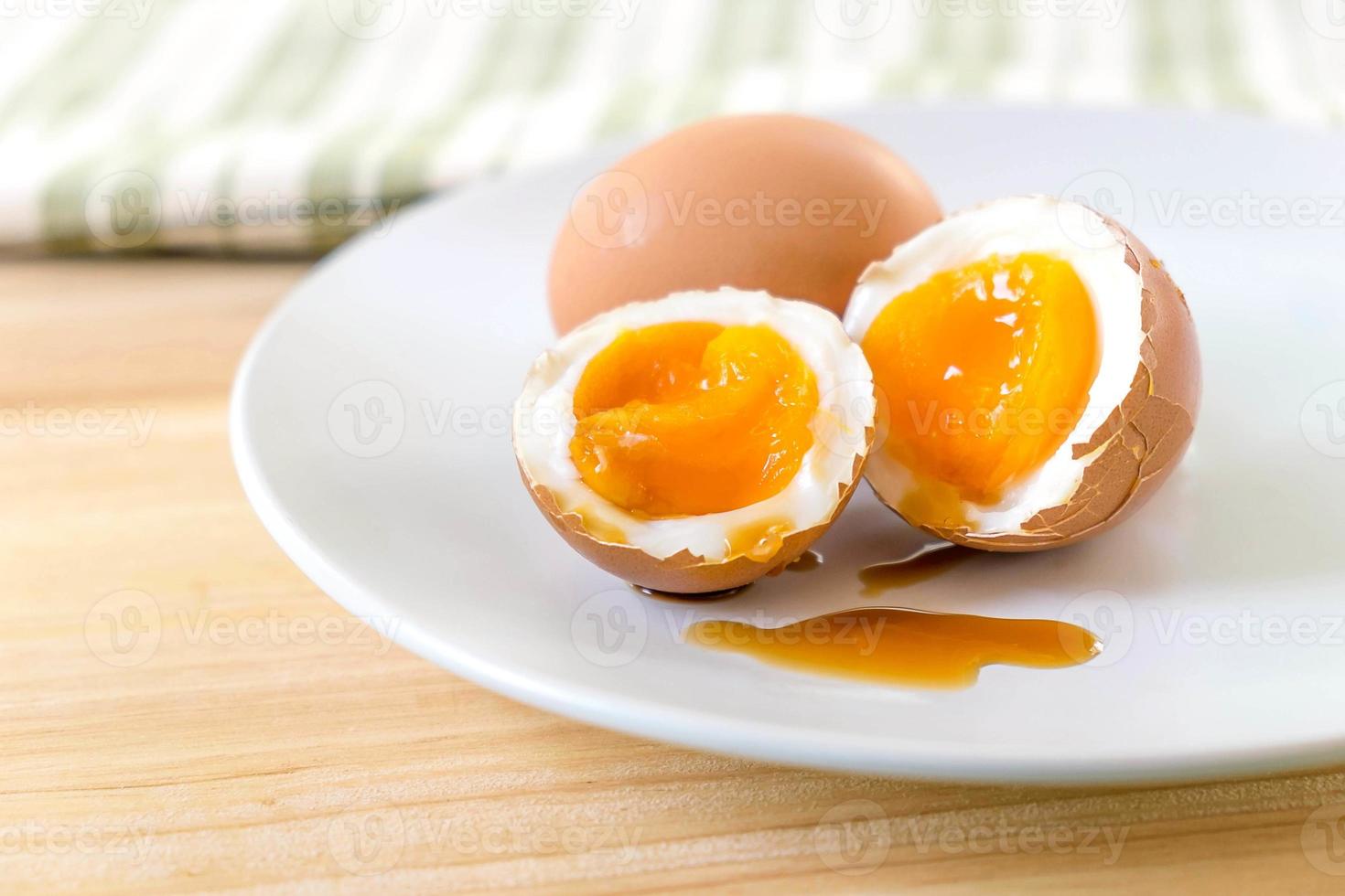 halbe mittelgekochte eier in japanischer schüssel foto